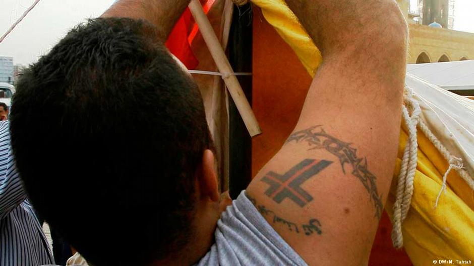 Mann mit Tattoo der "Lebanese Forces" in Beirut; Foto: Marwan Tahtah