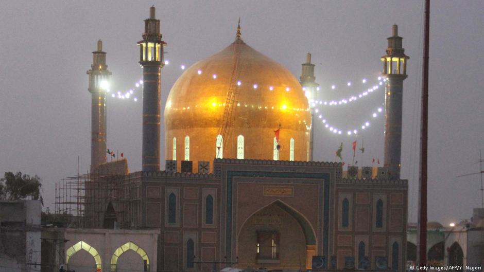 Schrein des Lal Shahbaz Qalandar bei Nacht; Foto: Getty Images/AFP