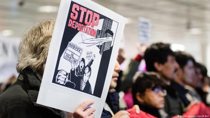 Protesting against deportations at Munich airport (photo: picture-alliance/dpa)