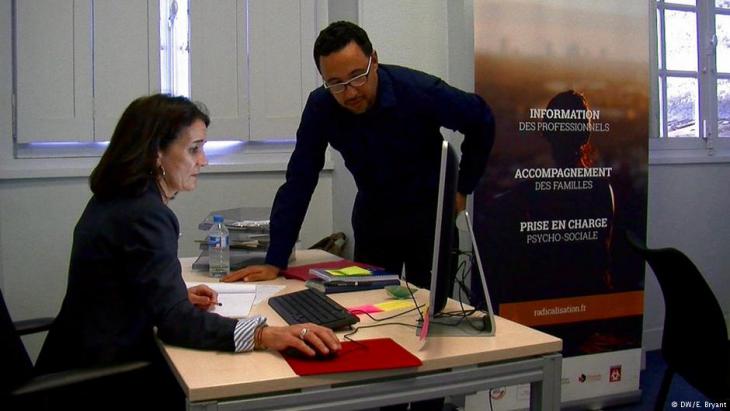 Imam Fouad Saanadi in the CAPRI project office in Bordeaux (photo: DW)