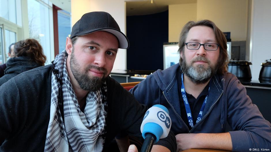 Die Regisseure Philip Gnadt (r.) und Co-Regisseur und Produzent Mickey Yamine im Gespräch; Foto: DW