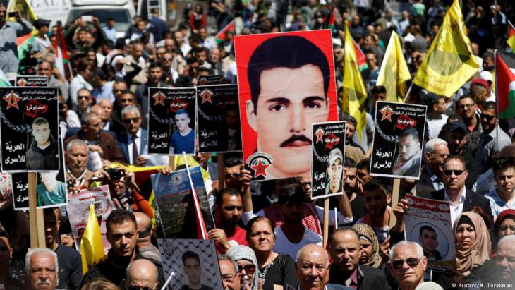 Demonstration of solidarity with hunger-striking Palestinian prisoners in Ramallah (photo: Reuters)