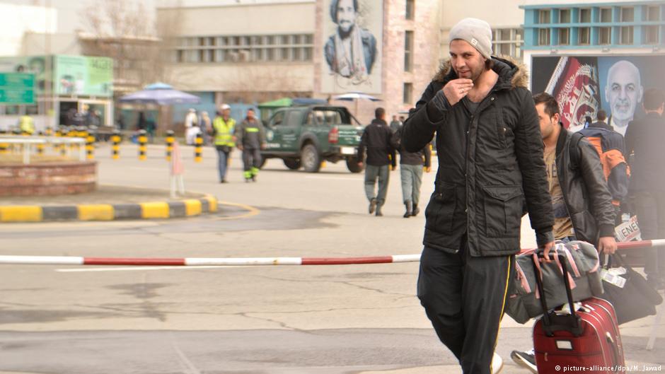 Obaid Ros from the province Nangarhar in east Afghanistan is leaving the airport of Kabul after his deportation, 28.03.2017 (photo: Mohammad Jawad/dpa) 