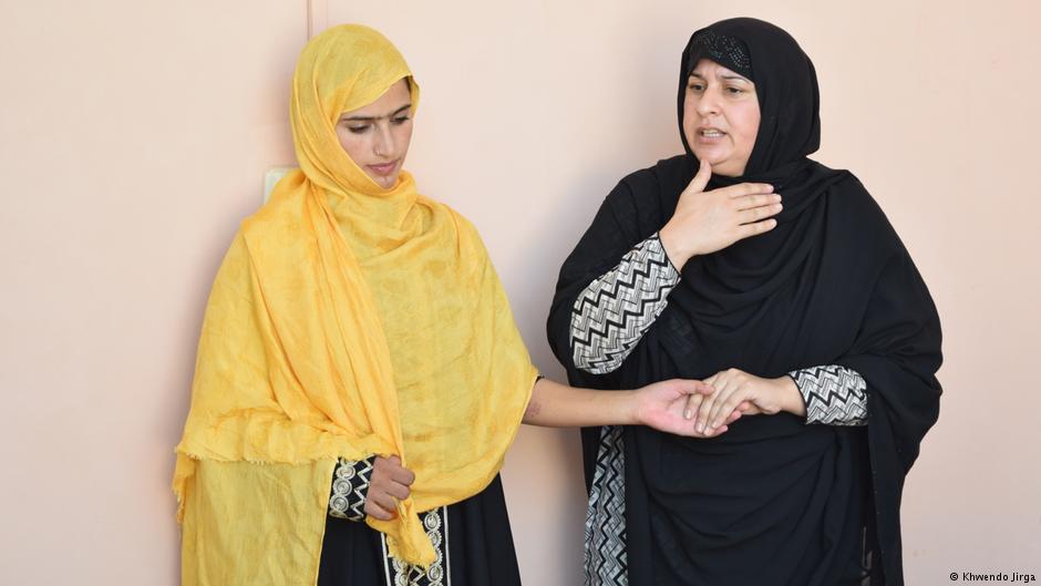 Tabassum Adnan (rechts) spricht mit einer jüngeren Frau; Foto: Khwendo Jirga