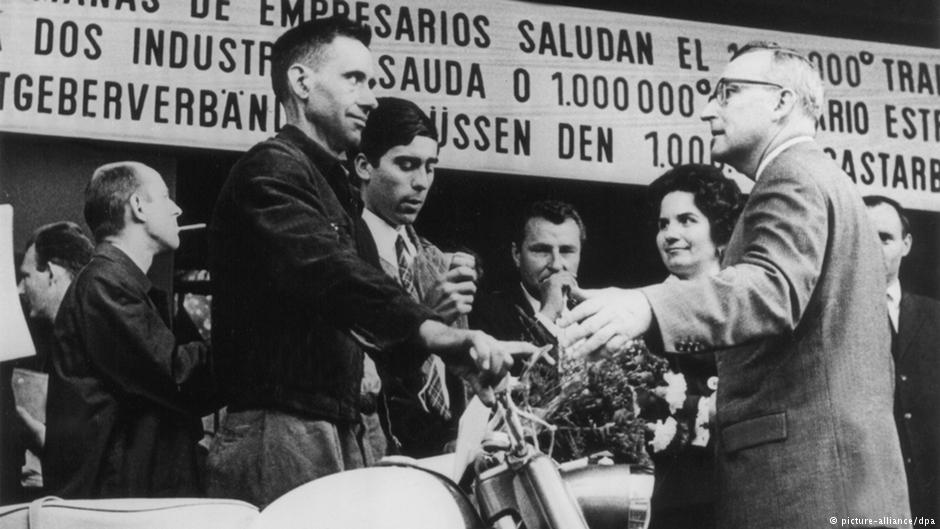 Germany welcomes its millionth guest worker, Armando Rodrigues from Portugal, at Cologne Deutz station in 1964 (photo: picture-alliance/dpa)