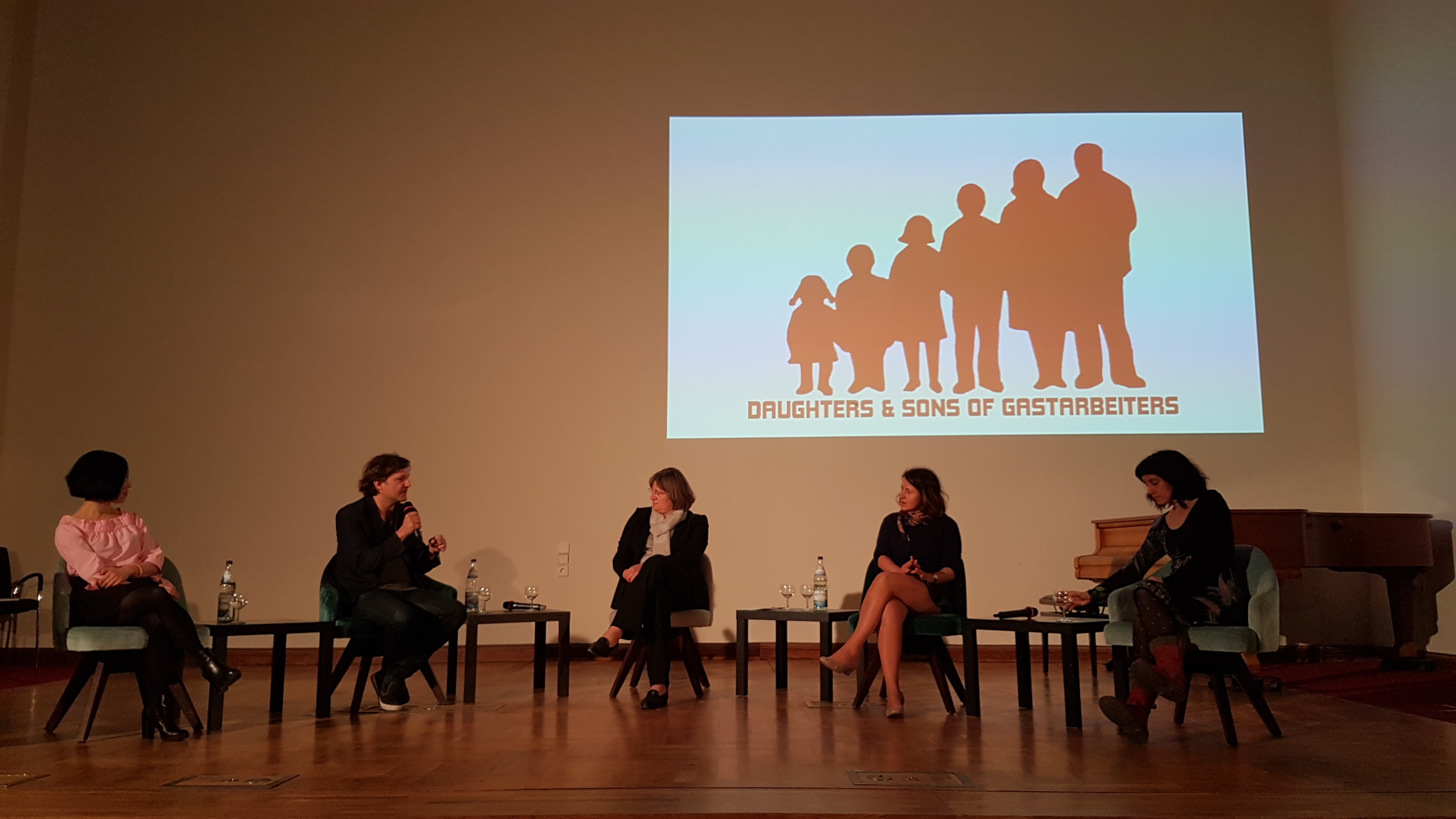 Lesung des Autorenkollektivs "Daughters and Sons of Gastarbeiters" in Berlin; Foto: Ceyda Nurtsch