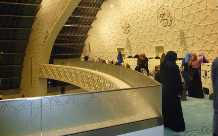 Women on the gallery during prayers (photo: Ulrike Hummel)