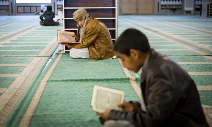 Two boys reading the Koran in the Makki Mosque (photo: Philipp Breu)