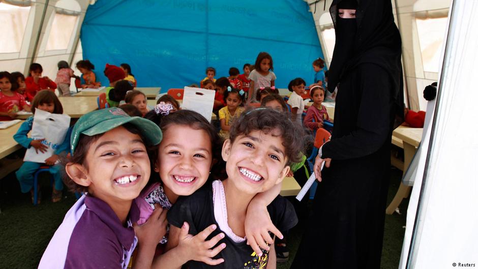 Syrische Flüchtlingskinder lernen in einem Schulzelt der Vereinten Nationen im Flüchtlingslager Zaatari; Foto: Reuters