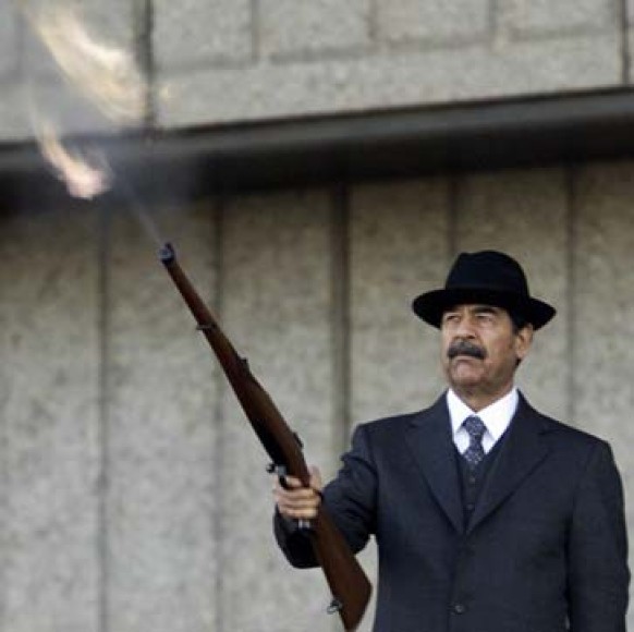 Iraks Ex-Diktator Saddam Hussein während einer Militärparade nach dem Golfkrieg 1991 in Bagdad; Foto: Reuters