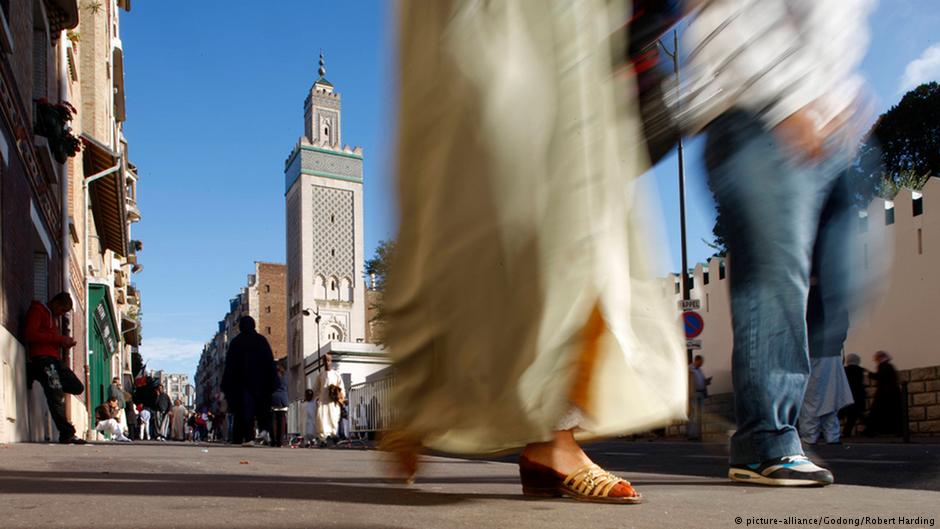 مسلمون يمشون عن عند الجامع الكبير في باريس.