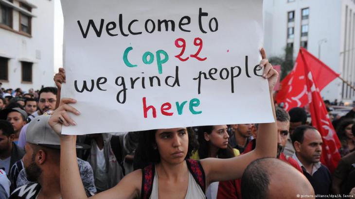 Protesters at the COP22 climate summit, protesting at the death of fishmonger Mohsin Fikri (photo: picture-alliance/dpa)