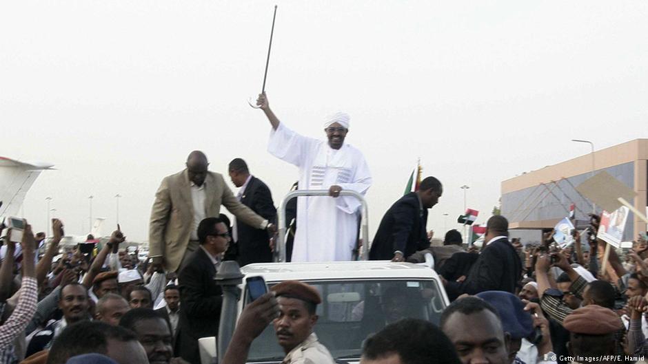 Jubelnder Omar al-Bashir nach seiner Rückkunft in Khartum vom Gipfel der Afrikanischen Union (AU) in Johannesburg; Foto: AFP/Getty Images