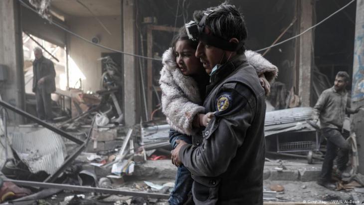 Syrian White Helmets rescuing a child from the rubble of Aleppo (photo: Getty Images/AFP)