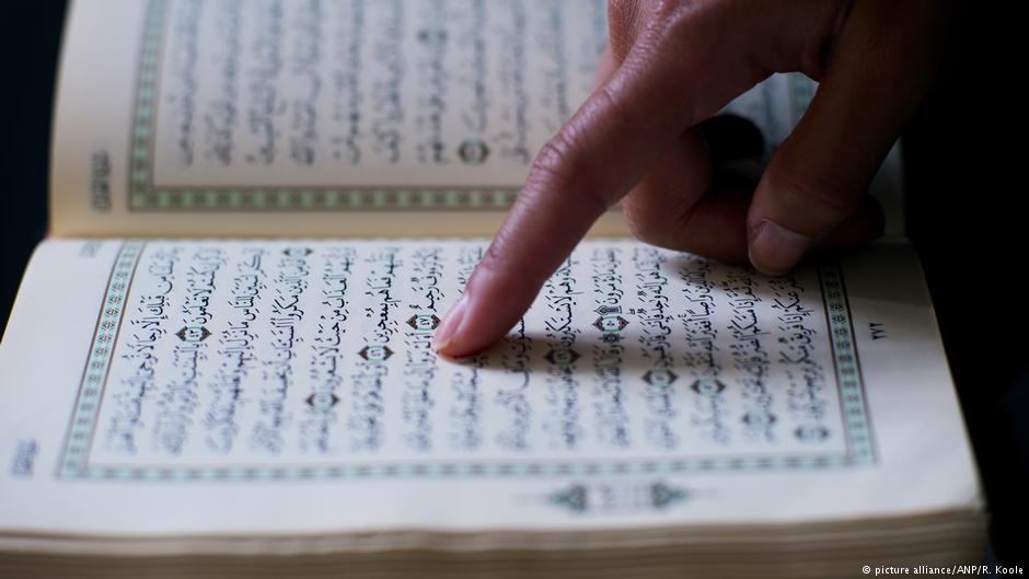 Mann liest im Koran; Foto: picture alliance