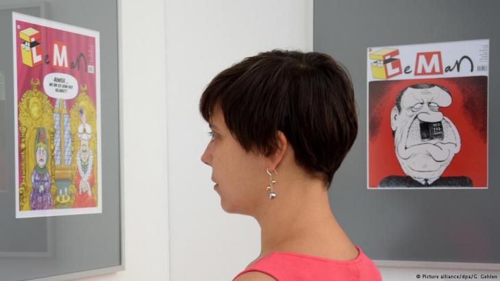 Woman visiting the Caricatura Gallery in Kassel, Germany (photo: dpa/Goran Gehlen)