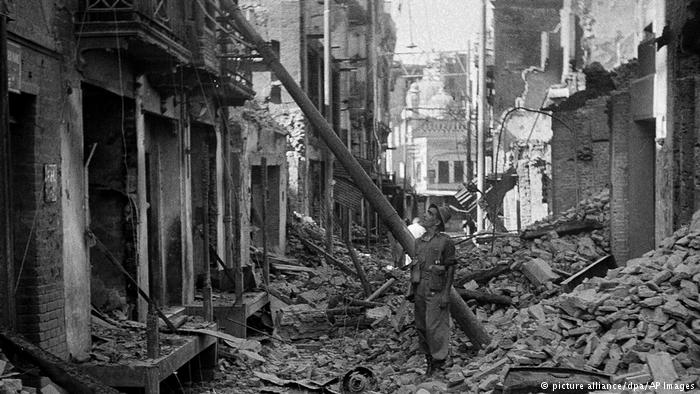 Destruction in a shopping street in Lahore (photo: picture-alliance/dpa/AP)