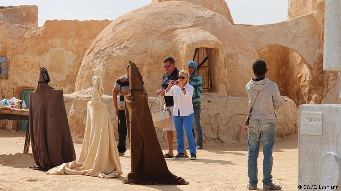 Tourists in Mos Espa in front of a round dome (photo: E. Lehmann)