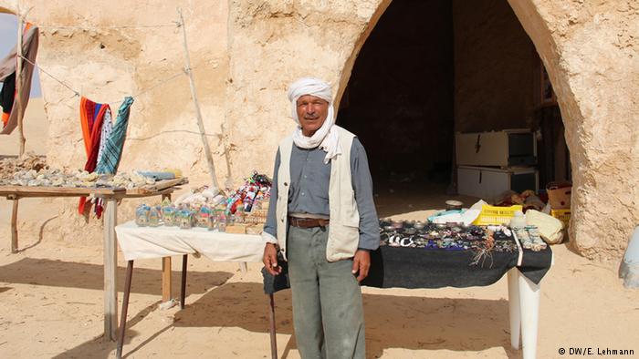 Vendor outside a cave-like structure (photo: E. Lehmann)