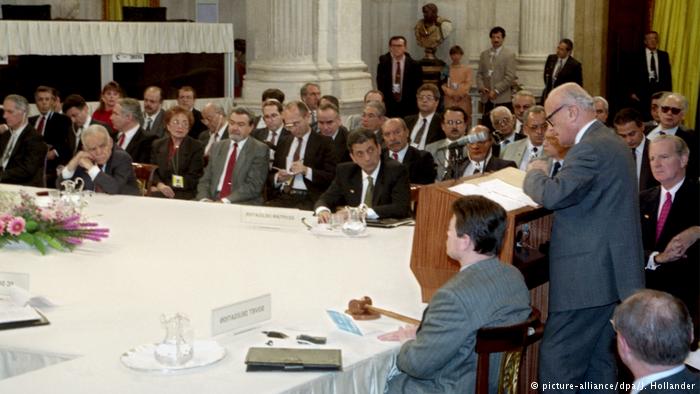 The Madrid Conference (photo: picture-alliance/dpa/J. Hollander)