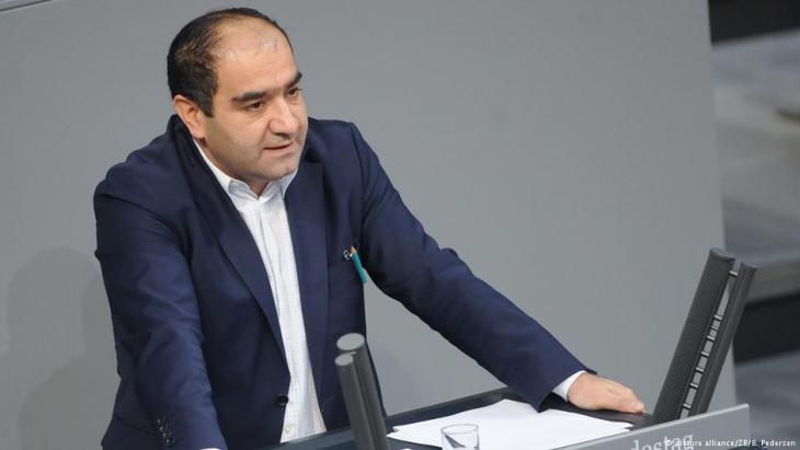 Green party politician Ozcan Mutlu addresses the federal parliament (photo: dpa/Britta Pedersen)