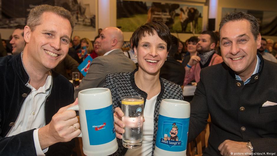 FPÖ-Chef Heinz-Christian Strache (r.) gemeinsam mit der AfD-politikerin Frauke Petry beim Politischen Aschermittwoch im bayrischen Osterhofen; Foto: picture-alliance/dpa