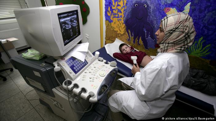 Hijab-wearing doctor in Sankt Asklepios' Children's Hospital near Bonn, Germany (photo: picture-alliance/dpa/U. Baumgarten)