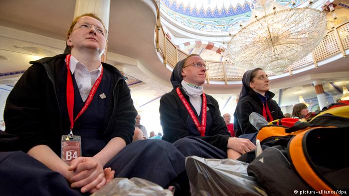 Catholic nuns visiting a Mannheim mosque during the German Catholic Convention