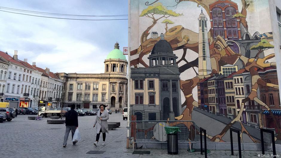 Das Molenbeeker Rathaus (links echt, rechts als Graffiti); Foto: DW