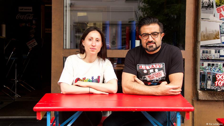 Yasin Duran und Meral Kiyak vom Berliner Restaurant "Mixtape Bagel Burgers"; Foto: DW