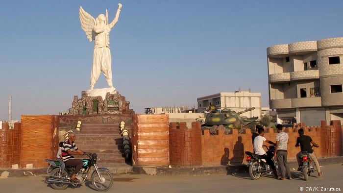 Bikes gather around a statue on the outskirts of Kobani (photo: DW/Zurutuza)