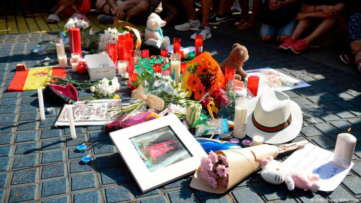 Flowers and candles for the victims in Barcelona on 18.08.2017 following the Islamist attacks (photo: Getty Images/AFP)