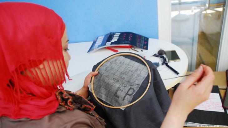 Seamstress at work in the Frankfurt ″Stitch for Stitch″ atelier (photo: Nicole von Alvensleben)