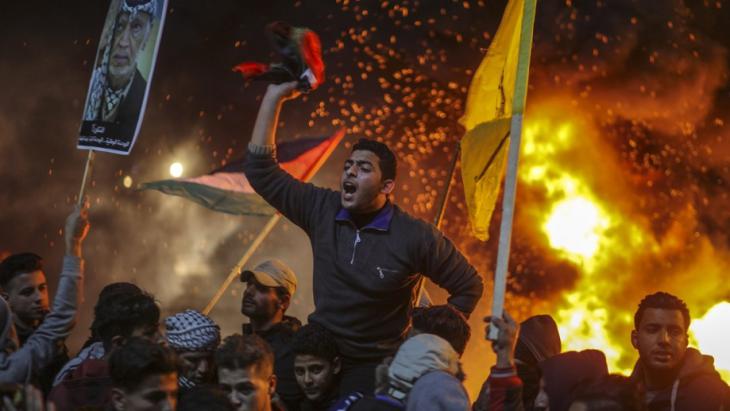 Palestinian demonstrators protest in Gaza against U.S. President Trump′s decision to recognise Jerusalem as the capital of Israel (photo: Wissam Nassar/dpa)