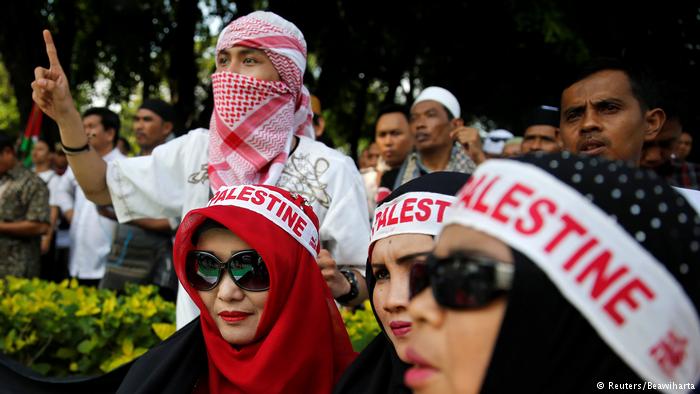 Protesters wears Palestine banners in Jakarta. In Indonesia, the world's most populous Muslim nation, more than 300 protesters shouted "Go to hell, Israel!" and called on Trump to stop his blind support for the Jewish state (photo: Reuters/Beawiharta)