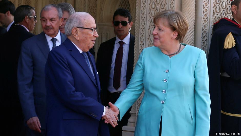 German Chancellor Angela Merkel and Tunisian President Beji Caid Essebsi shake hands, Tunis, March 2017 (photo: Reuter/Z. Souisi)