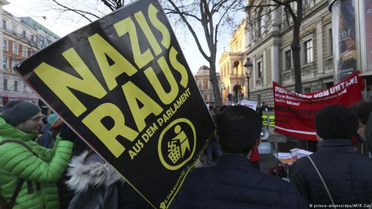 People protesting against Austria's new coalition government in Vienna (photo: picture-alliance/dpa)