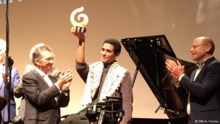 Aeham Ahmad receiving the first International Beethoven Prize for Human Rights, Peace, Inclusion and the Fight Against Poverty (photo: DW/A. Feilcke)