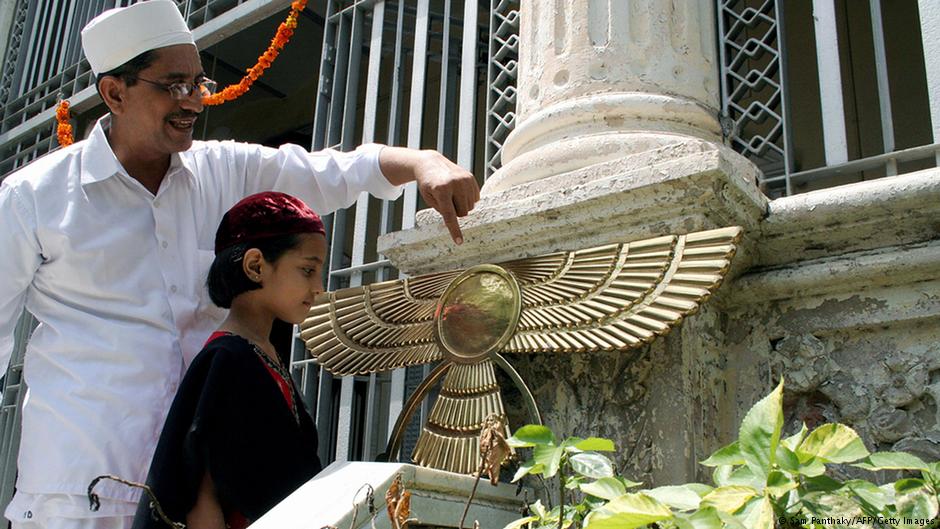 Zarathustrischer Priester erklärt einem Kind die Bedeutung der Engel (Asho Farohar) an einem Feuertempel in Ahmedabad, Indien; Foto: AM PANTHAKY/AFP/Getty Images