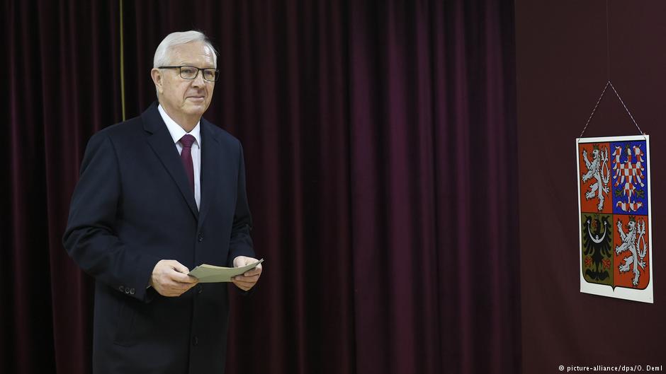 Zemans Herausforderer Jiří Drahoš bei der Stimmabgabe am 12. Januar 2018 in Prag; Foto: picture-alliance/dpa