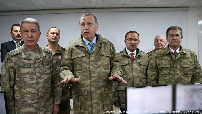 Turkish President Erdogan (front row, second from left) visiting Hatay military base near the border with Syria (photo: picture-alliance)