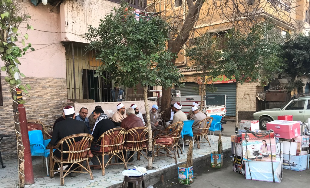 Al-Azhar-Scheichs treffen sich mit Bewohnern des Kairoer Stadtteils Scharabiya in einem Café; Foto: Karim El-Gawhary