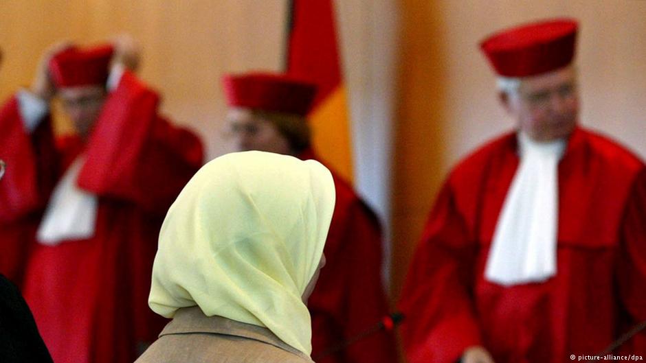 Fereshta Ludin, muslimische Lehrerin und Beschwerdeführerin im Kopftuchstreit, im Bundesverfassungsgericht in Karlsruhe nach der Urteilsverkündung vom 24.09.2003; Foto: dpa/picture-alliance