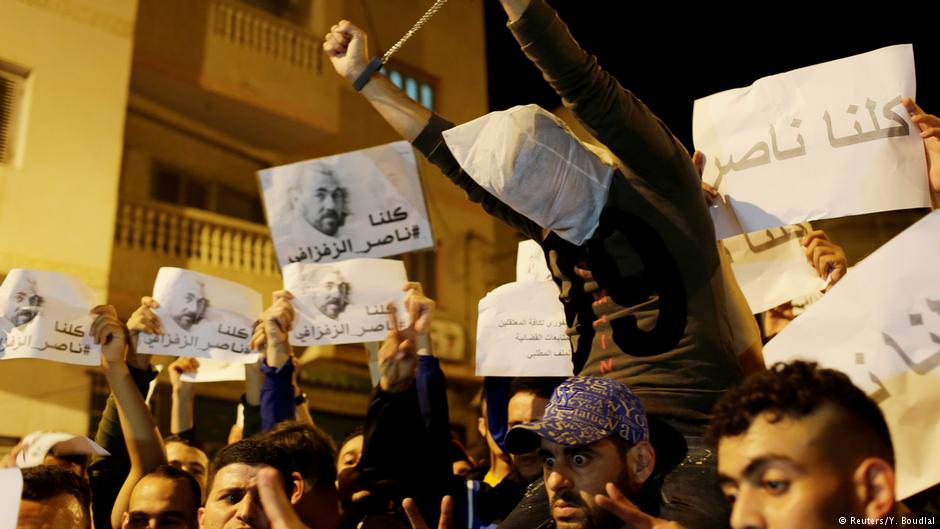 Protesters shout slogans during a demonstration in the northern town of Al-Hoceima against official abuses and corruption; sign reads "We are all Zefzafi", 30.05.2017 (photo: Reuters/Youssef Boudlal)