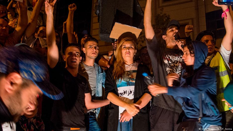 Nawal Benaissa, Aktivistin der Bewegung "Hirak El-Shaabi" während einer Protestveranstaltung im Mai 2017 in El-Hoceima; Foto: Getty Images/AFP/F. Senna