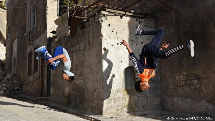 Syrien Jugendliche Parkour in Aleppo; Foto: Getty Images/AFP/G. Ourfalian