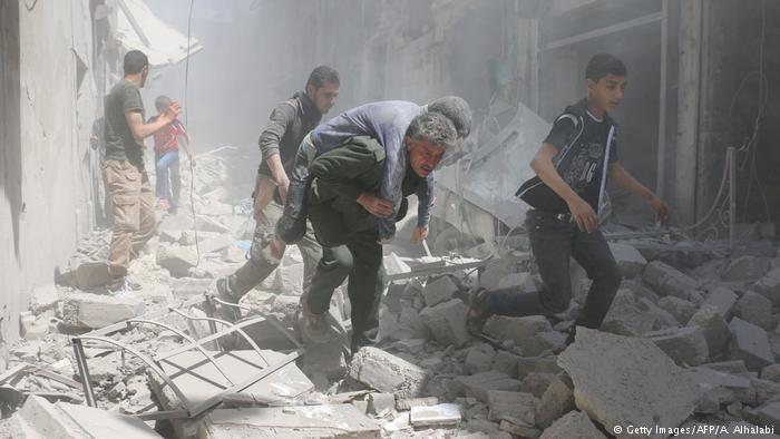 Syrien Jugendliche Parkour in Aleppo; Foto: Getty Images/AFP/G. Ourfalian