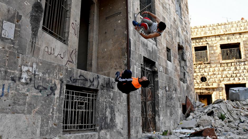 Syrien Jugendliche Parkour in Aleppo; Foto: Getty Images/AFP/G. Ourfalian