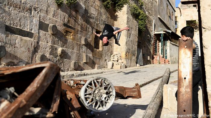 Syrien Jugendliche Parkour in Aleppo; Foto: Getty Images/AFP/G. Ourfalian