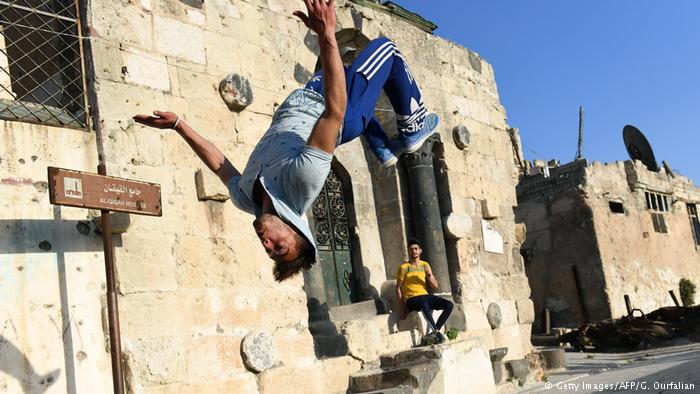 Syrien Jugendliche Parkour in Aleppo; Foto: Getty Images/AFP/G. Ourfalian